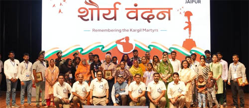 कारगिल युद्ध में वीर शहीदों के शौर्य वंदन पर परिजनों का सम्मान  Kargil-vijay-25th years-shorya-vandan-by-Allen  कारगिल विजय के 25वें वर्ष पर एलन द्वारा देश में चलाये जा रहे शौर्य वंदन कार्यक्रम से अभिभूत हुए शहीद परिवार  जयपुर/कोटा, 17 जून (हि.स.)। कारगिल विजय के 25वें वर्ष के अवसर पर एलन कॅरियर इंस्टीट्यूट द्वारा देशभर में भव्य शौर्य वंदन कार्यक्रम आयोजित किये जा रहे हैं। जिसमें जून माह में राजस्थान, महाराष्ट्र, गुजरात, जम्मू कश्मीर आदि राज्यों से भारत की रक्षा के लिये अपनी जान देने वाले जाबांज सैनिकों के परिजनों को सम्मानित किया गया। देशभक्ति से ओतप्रोत इन कार्यक्रमों में शहीदों की वीरता की घटनायें सुनकर कोचिंग विद्यार्थियों की आंखें नम हो उठी। शौर्य वंदन की श्रंखला अन्य राज्यों में भी जारी रहेगी। याद दिला दें कि देश में प्रतिवर्ष 26 जुलाई को कारगिल विजय दिवस मनाया जाता है।    एलन निदेशक नवीन माहेश्वरी ने बताया कि राजस्थान में 16 जून को शौर्य वंदन कार्यक्रम दीपस्मृति ऑडिटोरियम मानसरोवर जयपुर में आयोजित किया गया। जिसमें ब्रिगेडियर सचिन ठाकुर, वी.एस.एम कमांडर हेडक्वार्टर 322 इंफ्रेंट्री व परमवीर चक्र विजेता कैप्टन योगेन्द्र यादव ने करगिल युद्ध में शहीद 11 सैनिकों के परिजनों का सम्मान किया। इनमें शहीद अमित भारद्वाज, शहीद आनन्द सिंह, शहीद बिरेन्द्र सिंह, शहीद हीरासिंह जाट, शहीद करण सिंह, शहीद मोहन कातहत, शहीद विक्रम सिंह, शहीद कालूराम जाखड़,शहीद नरेन्द्र कुमार, शहीद शीशराम और शहीद नेतराम के परिजन शामिल रहे। परिजनों ने कहा कि 25 साल बाद वीर सपूतों की शहादत को नई पीढी के बीच याद करना उनके लिये अनमोल पल हैं।    सीकर में भावुक हुये शहीदों के परिजन-    एलन सीकर द्वारा 15 जून को पीपराली रोड स्थित संस्कार कैंपस में शौर्य वंदन कार्यक्रम किया गया। परमवीर चक्र विजेता कैप्टन योगेन्द्र यादव और निदेशक नवीन माहेश्वरी ने करगिल युद्ध में शहीद सैनिकों के परिजनों का सम्मान किया। इसमें सीकर, नागौर, चुरू, झूंझूनूं के शहीद बजरंगलाल नैन, शहीद बनवारी लाल, शहीद भंवरलाल, शहीद दयाचंद, शहीद हरफूल सिंह, शहीद जगमाल सिंह, शहीद खड़ग सिंह, शहीद महेन्द्र सिंह, शहीद मनीराम, शहीद नरेश कुमार, शहीद प्रभुराम, शहीद राजकुमार, शहीद राजकुमार, शहीद रामस्वरूप सिंह, शहीद रनवीर सिंह, शहीद सत्यवीर सिंह, शहीद शीषराम, शहीद सीसराम गिल, शहीद सीताराम, शहीद विजयपाल, शहीद विनोद कुमार, शहीद श्रीपाल सिंह के परिजनों का सम्मान किया।  नागपुर व अहमदाबाद में परिजनों को सैल्यूट-    करगिल युद्ध में शहीद हुये महाराष्ट्र के वीर सैनिकों के परिजनों को नागपुर में आयोजित एक भव्य समारोह में सम्मानित किया गया। शहीदों की संघर्ष गाथा सुन माहौल भावपूर्ण हो उठा। उसके पश्चात् 8 जून को अहमदाबाद में शौर्य वंदन समारोह में गुजरात के अमर शहीदों के परिजनों को सम्मान से नवाजा गया। कारगिल युद्ध में गुजरात के पंचमहल के वीर शहीद हवलदार रूमलभाई रावजी भाई, विजयनगर साबरकांठा के वीर शहीद सिपाही शैलेष कावाजी निनामा, निमाली खेडा के वीर शहीद सिपाही दिनेश भाई मोहनभाई वाघेला, भिलोडा अरावली के वीर शहीद हवलदार कांति भाई कोटवाल, जामनगर के वीर शहीद गुन्नेर सिपाही, वीर सिपाही अशोक सिंह जडेजा, राजकोट के वीर शहीद लांस नायक महिपाल सिंह जडेजा के बलिदान पर उनके परिजनों को शौर्य सम्मान नवाजा गया। इस कार्यक्रम में विद्यार्थी भारत माता की जय का उदघोष करते रहे।  जम्मू में गूंज उठा शहीदों का शौर्य -    एलन द्वारा 15 जून को जम्मू के कनवेक्शन सेंटर गुलामी बाग, केनाल रोड पर करगिल विजय के 25वें वर्ष पर शौर्य वंदन कार्यक्रम आयोजित किया गया। कार्यक्रम में करगिल युद्ध में जम्मू व आसपास के क्षेत्रों के 17 शहीदों के परिजनों का सम्मान किया गया। परिजनों को 11-11 हजार के चेक व सम्मान पत्र सौंपे गए। समरोह में शहीदों के परिजनों ने भी अपने अनुभव साझा किए। इस दौरान कई बार ऐसे क्षण भी आए जब हर किसी के आंख में आंसू आ गए। कार्यक्रम में जम्मू जिले के शहीद बहादुर सिंह, शहीद दलेर सिंह, शहीद देवराज, शहीद गुरदीप सिंह, शहीद मदनलाल, शहीद रमन कुमार, शहीद तारसेम लाल, शहीद उदयमान सिंह, कूपवाड़ा के शहीद दोस्त मोहम्मद खान, शहीद रविन्दर सिंह, डोडा के शहीद इस्तेयाक अहमद, शहीद करतार सिंह, कठुआ के शहीद लखवीर सिंह, शहीद राजिन्दर सिंह, शहीद सरतूल सिंह, पूंछ के शहीद मंजूर हुसैन, शहीद मोहम्मद इस्लाम के परिजनों का सम्मान किया गया।